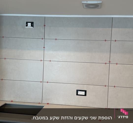 שקעי חשמל על קיר עם אריחים